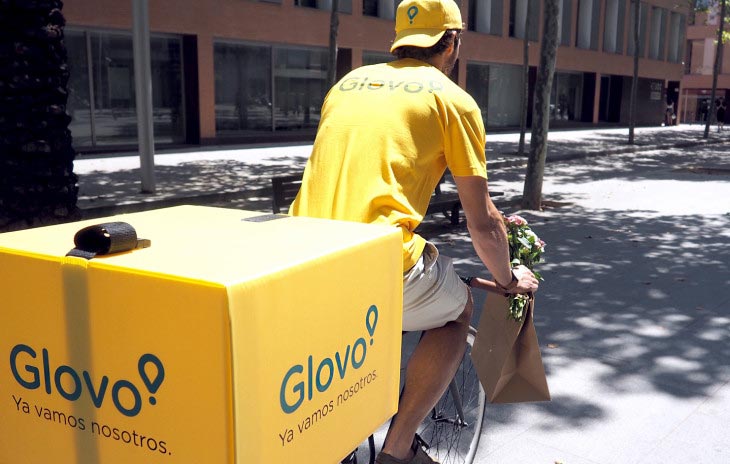 استارتاپ اسپانیایی Glovo در سال ۲۰۱۵ با هدف ارائه خدمات پیک به خریداران اینترنتی در شهر بارسلونا راه اندازی شد. 